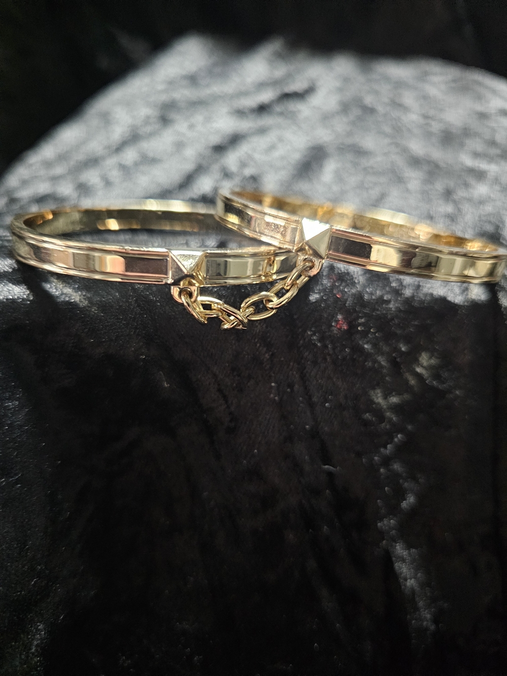 Gold Women's Linked Bangle Bracelet - Elegant Chain Detail Signed VS